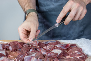 Hirschgulasch von Sehnen befreien
