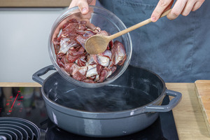 Fleisch in den Bräter geben