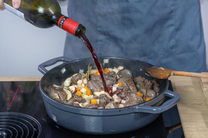 Gulasch mit Rotwein ablöschen