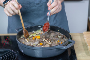 Tomatenmark dazugeben
