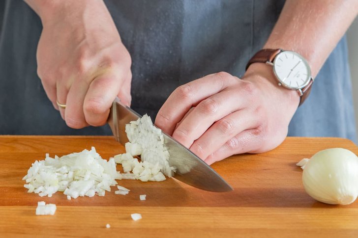 Zwiebel würfeln