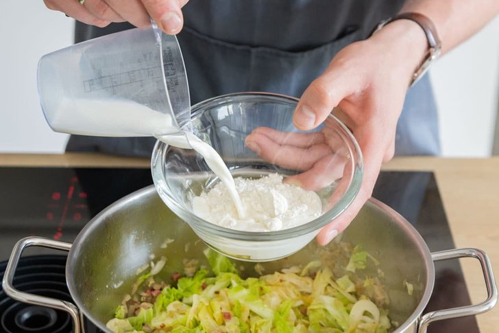Mehl und Milch vermischen