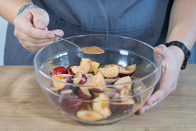 Pflaumen mit Zimt und Zucker vermischen
