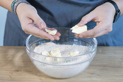 Margarine zum Streuselteig geben und verkneten