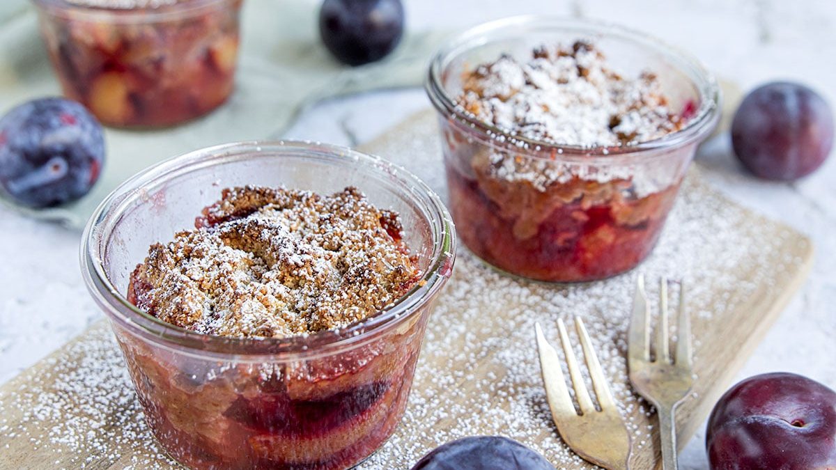 Pflaumen-Crumble: Vegan & super lecker | Rezept - eat.de