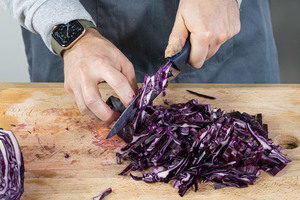 Rotkohl in feine Streifen schneiden