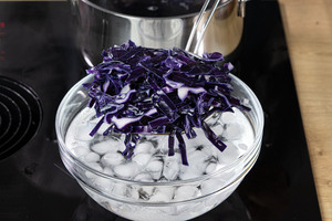 Rotkohl nach dem Blanchieren abschrecken