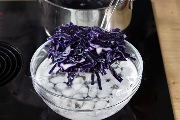 Rotkohl nach dem Blanchieren abschrecken