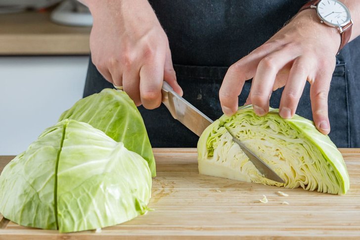 Weißkohl vierteln und Strunk entfernen