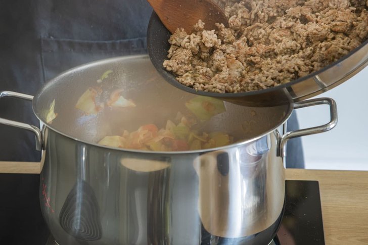 Hackfleisch zum Schmorkohl geben
