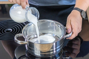 Milch in den Topf geben