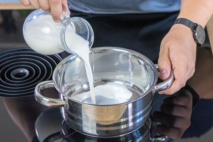 Milch in den Topf geben