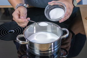 Zucker in die Milch geben