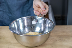Prise Salz in den Teig geben