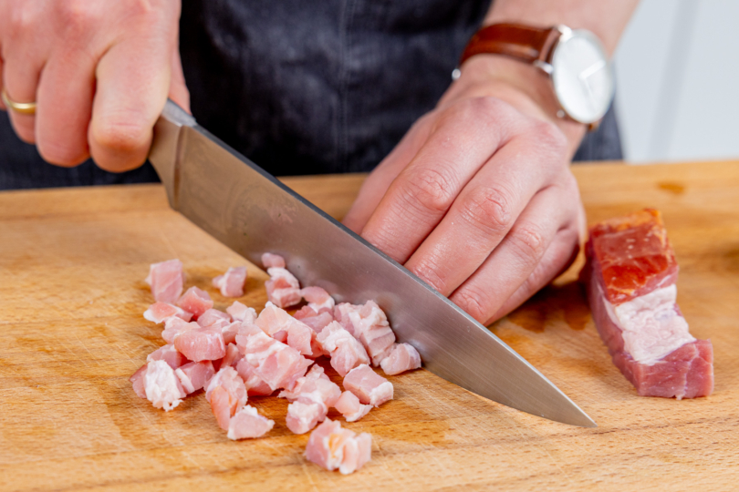 Bauchspeck würfeln
