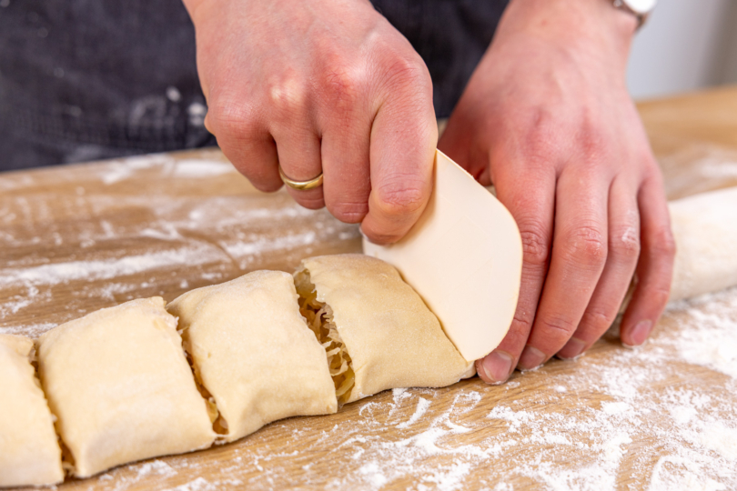 Allgäuer Krautkrapfen vom Strudel abstechen