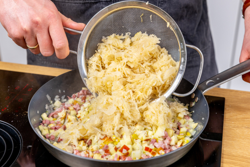 Sauerkraut zur Füllung in die Pfanne geben
