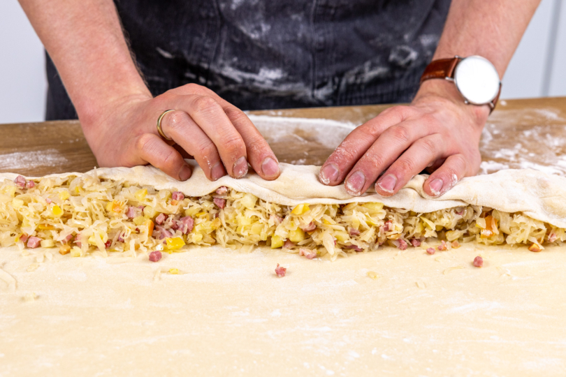 Strudelteig aufrollen