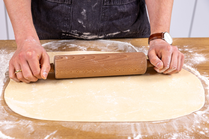 Strudelteig ausrollen