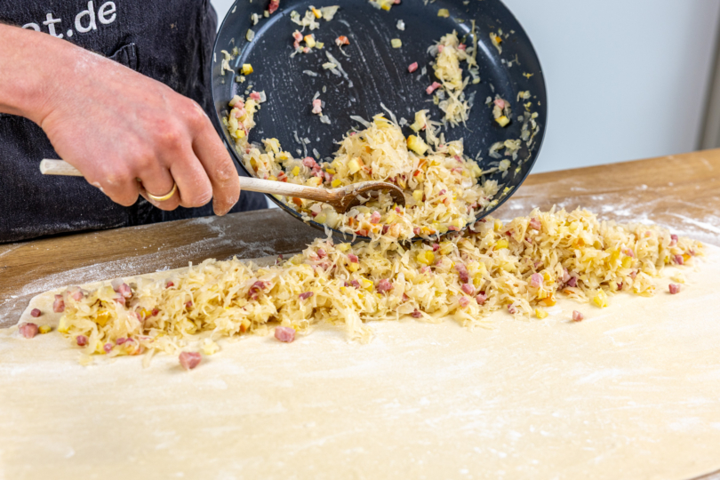 Füllung auf Strudelteig geben