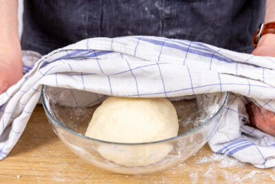 Strudelteig zugedeckt ruhen lassen