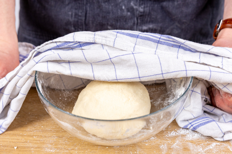 Strudelteig zugedeckt ruhen lassen