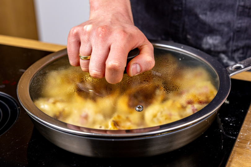 Allgäuer Krautkrapfen mit geschlossenem Deckel ziehen lassen