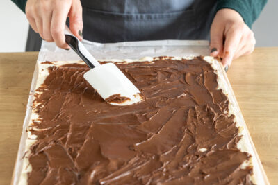 Blätterteig mit Nutella bestreichen