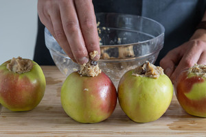 Mischung in Apfel geben