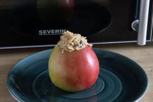Bratapfel in Mikrowelle geben