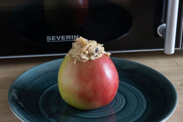 Bratapfel in Mikrowelle geben
