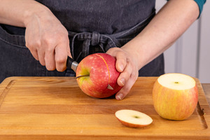 Deckel vom Apfel abschneiden