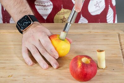 Apfel ausstechen und schälen