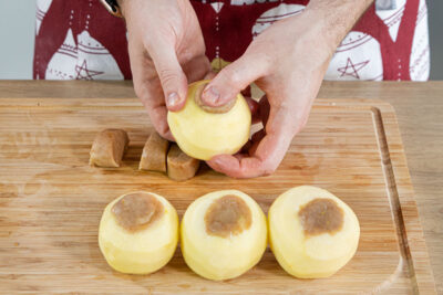 Äpfel mit Marzipanmasse füllen