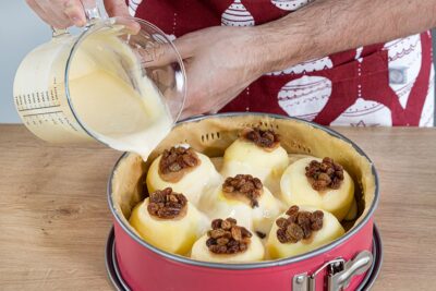 Quarkmasse zwischen die Äpfel füllen