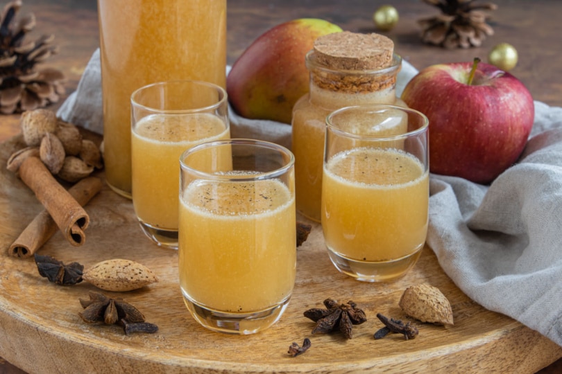 Bratapfellikör mit Apfelsaft und Rum