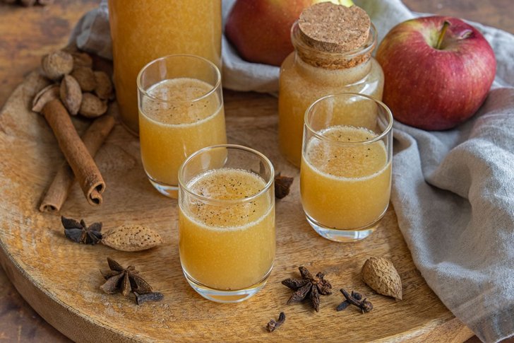 Bratapfellikör mit Apfelsaft und Rum