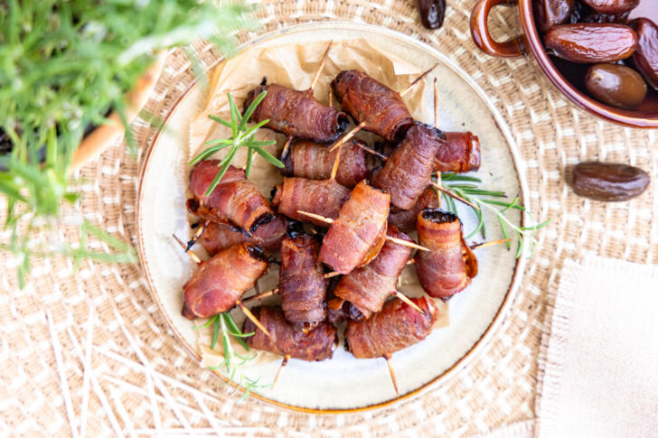 Datteln im Speckmantel aus dem Backofen