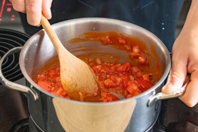 Tomatensoße im Topf kochen