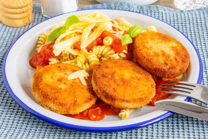 DDR Jägerschnitzel mit Tomatensoße und Spirelli