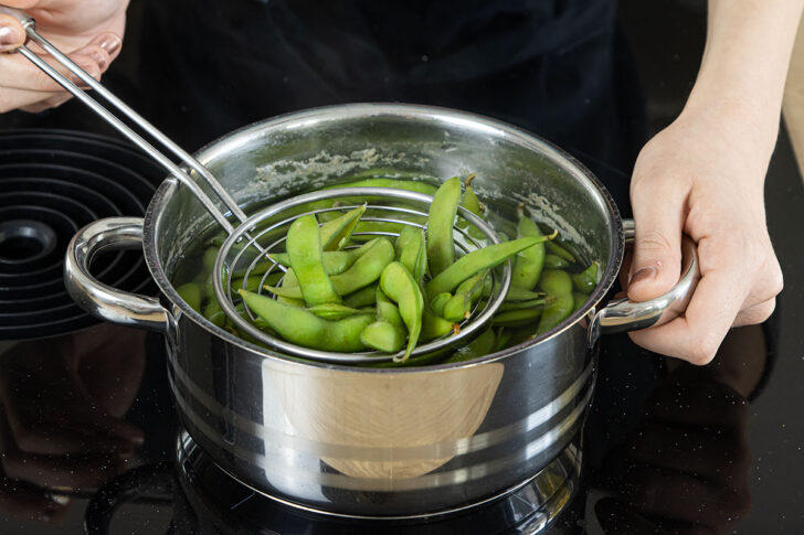 Edamame mit Schaumkelle entnehmen