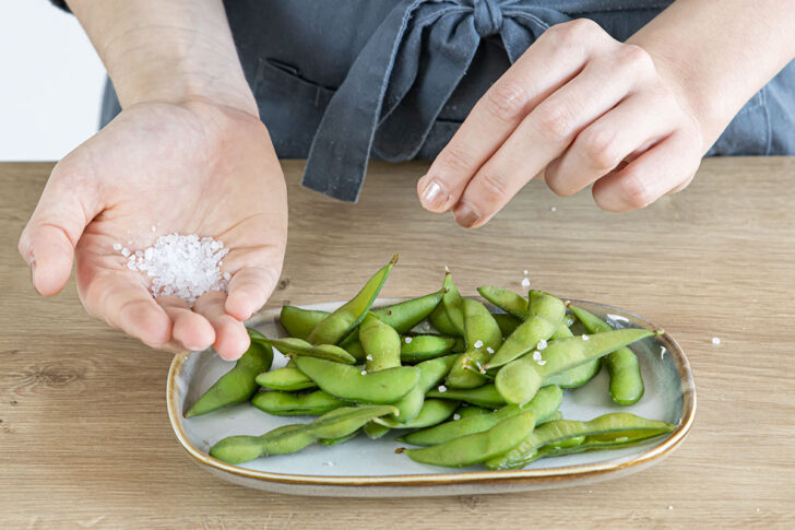 Edamame salzen