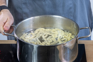 Spätzle im heißen Wasser ziehen lassen