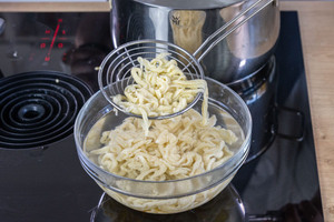 Eierspätzle abschrecken