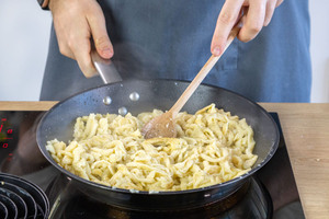 Eierspätzle in der Pfanne anbraten