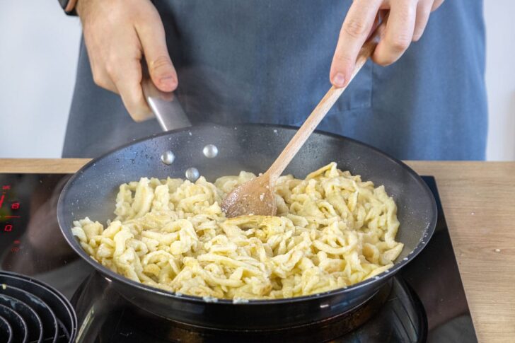 Eierspätzle in der Pfanne anbraten