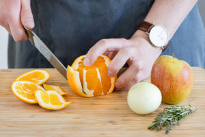 Gemüse und Orangen schneiden