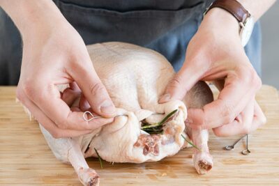 Öffnung mit Rouladennadeln schließen