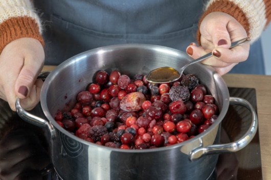 rote Früchte und Cranberries aufkochen