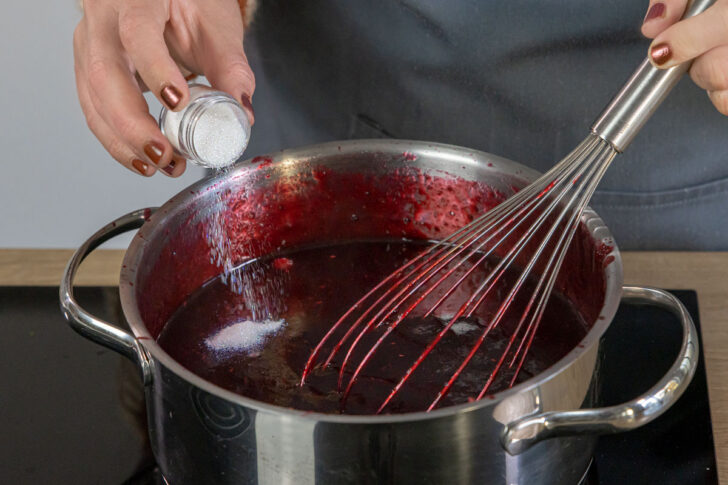 Glitzer in die Marmelade rühren